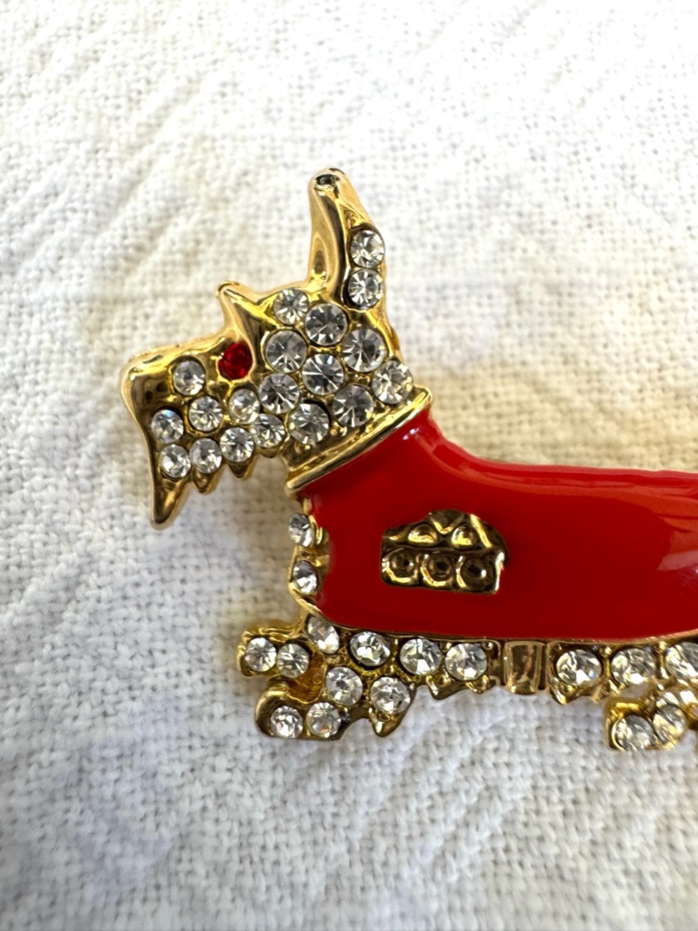 Brooch - Scottie Dog. Gold Tone with Red Enamel and Clear Rhinestones. Like New! - Picture 9 of 11